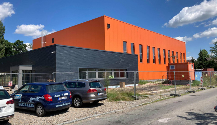 Otevření sportovní haly na Pouchově v Hradci Králové se opozdí. Problém je se stavbou parkoviště