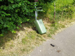 Policie dopadla vandaly, kteří poničili cyklostezku v Hořicích. Jsou to děti