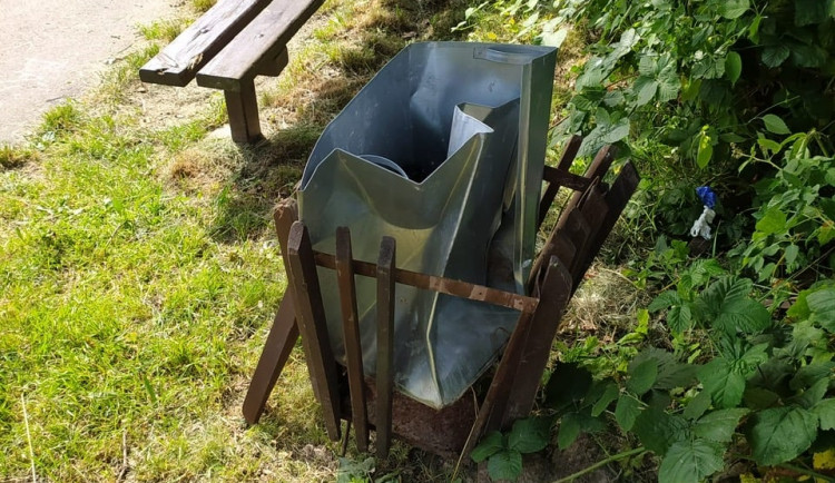 Policie dopadla vandaly, kteří poničili cyklostezku v Hořicích. Jsou to děti