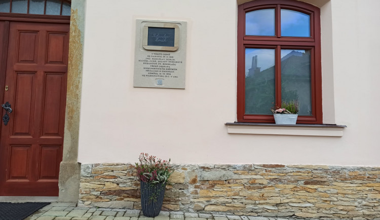 Černilov má novou pamětní desku Bohuslava Horáka, osobnosti protinacistického odboje