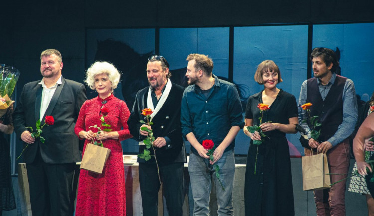 Žena jako prodejné zboží. Klicperovo divadlo nově nastudovalo drama Maryša