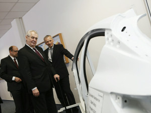 Na poslední návštěvě v hradeckém kraji byl Miloš Zeman před čtyřmi lety. V mrazivém počasí ho vítalo několik stovek lidí