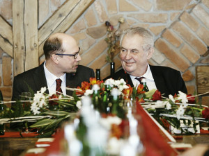 Na poslední návštěvě v hradeckém kraji byl Miloš Zeman před čtyřmi lety. V mrazivém počasí ho vítalo několik stovek lidí