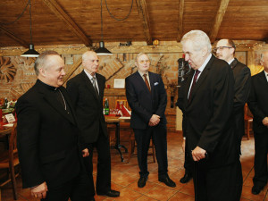 Na poslední návštěvě v hradeckém kraji byl Miloš Zeman před čtyřmi lety. V mrazivém počasí ho vítalo několik stovek lidí