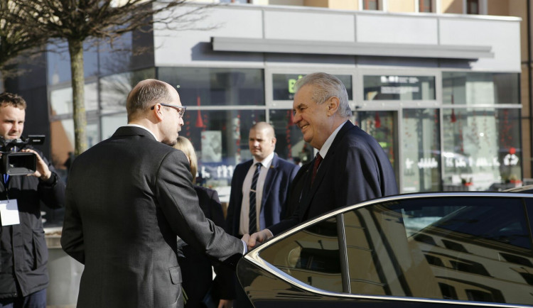 Na poslední návštěvě v hradeckém kraji byl Miloš Zeman před čtyřmi lety. V mrazivém počasí ho vítalo několik stovek lidí