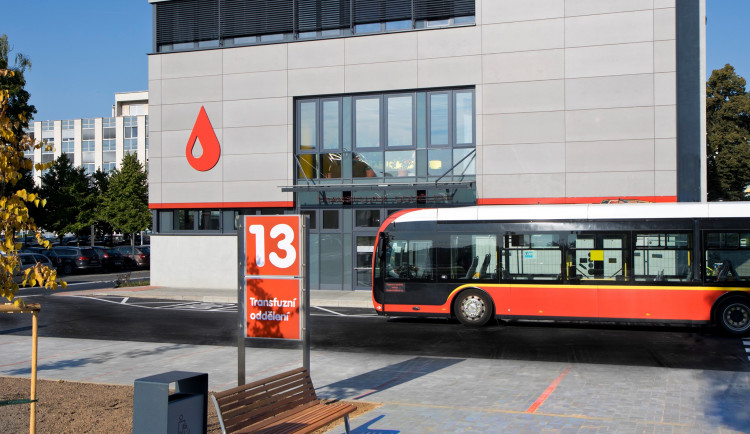 Řidiči dopravního podniku darují krev. Hradecké transfuzní oddělení chce nalákat prvodárce