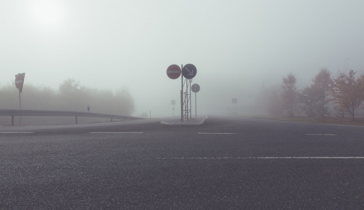 Podzim je rizikovým obdobím pro chodce. Podílí se na tom nárůst dopravy a špatná viditelnost