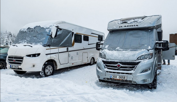 Malá Úpa zimní nocování v zaparkovaných autech. Chce tak zabránit nájezdům karavanů