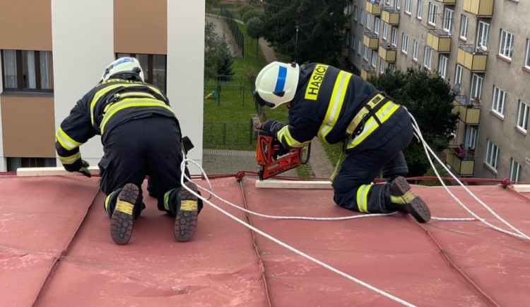 Hasiči v hradeckém kraji měli kvůli větru 200 výjezdů. ČEZ vyhlásil kalamitu