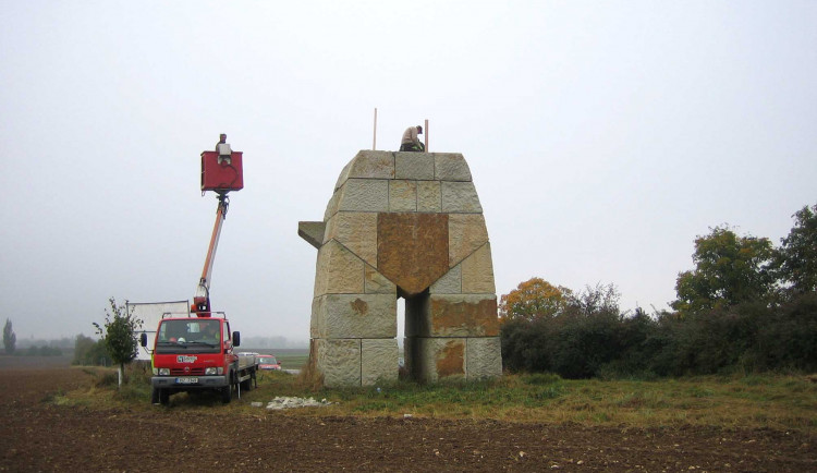 Obří trpaslík u Hořic je opět o něco vyšší. Aby přečkal zimu, bylo ho třeba zazimovat