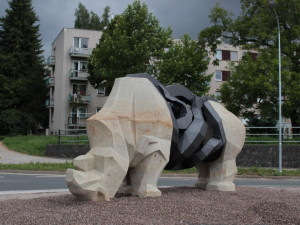 Socha Sudána na okružní křižovatce ve Dvvoře Králové nad Labem