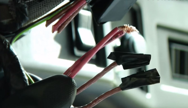 Vloupal se do auta, které se pokusil nastartovat spojením kabelů. Trik z filmů nevyšel