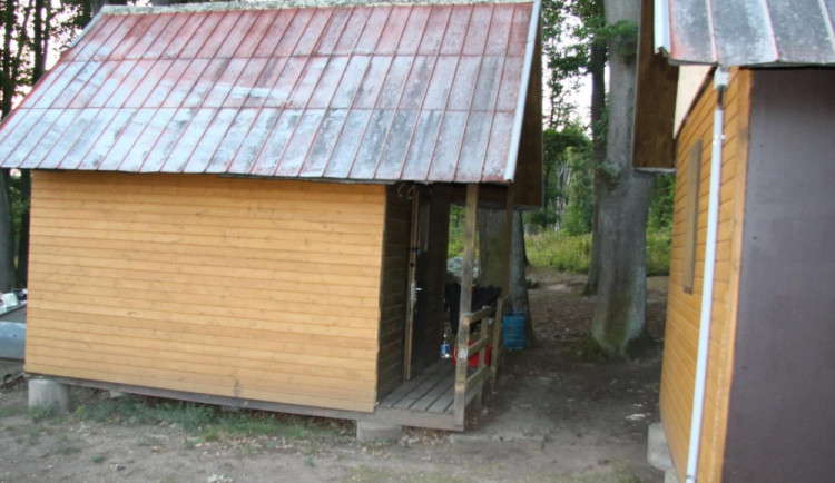 Policie rozšiřuje obvinění muže, který na letním táboře vařil drogy. Trávu dával šestnáctileté dívce