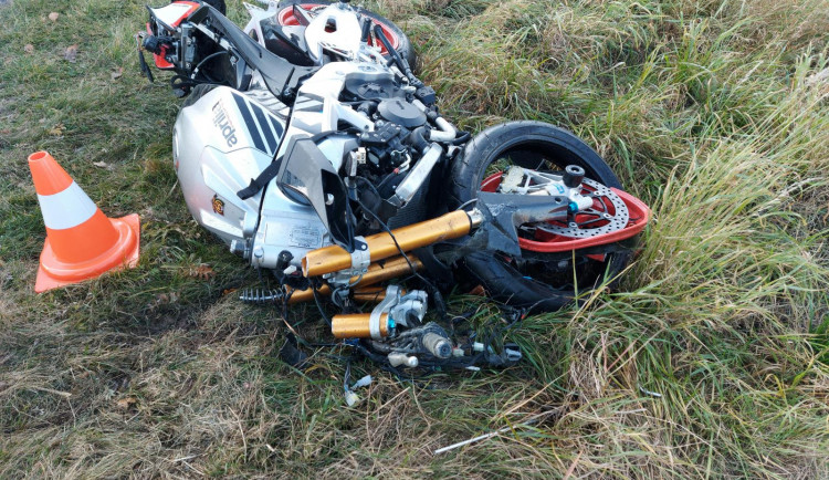 Motorkář zemřel po srážce s dodávkou. Nárazem ji vytlačil do pole
