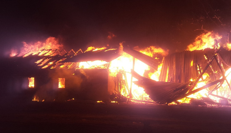 Požár haly v Bílovicích se rozšířil do lesa. Zasahovaly desítky hasičů