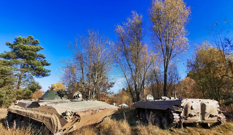 Do chráněné lokality Na Plachtě vjelo několik tanků. Šlo o úpravu terénu