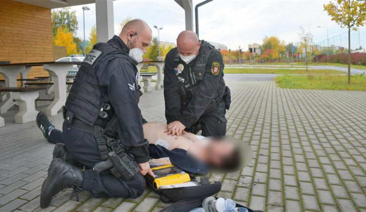 First Respondeři v Hradci Králové zachrání ročně desítky životů. Musí umět první pomoc a pracovat s defibrilátorem