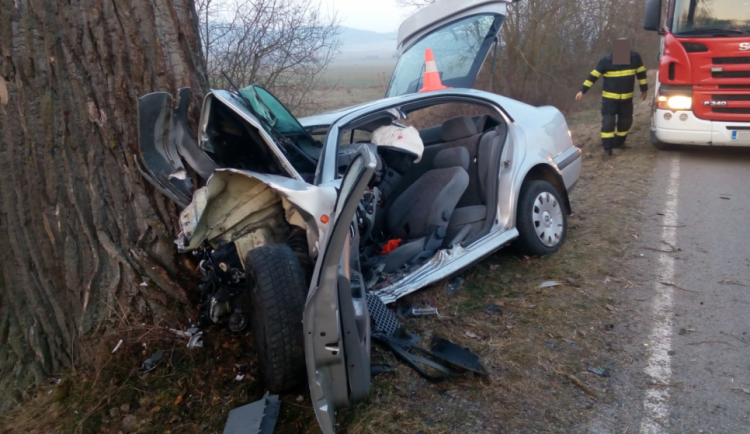 Smrtelná nehoda u Nové Paky. Řidič narazil do stromu vedle silnice
