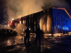 V Dolním Lánově na Trutnovsku hořela hala se senem. Na místě zasahovalo osm jednotek hasičů, přesto objekt lehl popelem