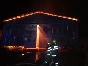 V Dolním Lánově na Trutnovsku hořela hala se senem. Na místě zasahovalo osm jednotek hasičů, přesto objekt lehl popelem