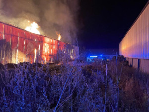 V Dolním Lánově na Trutnovsku hořela hala se senem. Na místě zasahovalo osm jednotek hasičů, přesto objekt lehl popelem