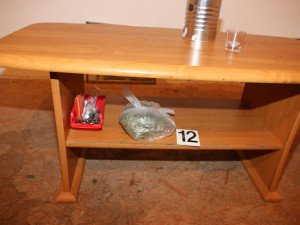 Přes tisícovku rostlin a ubalených jointů zabavila policie dealerům. Pro ně si přišla zásahovka