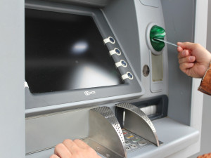 Hradecký magistrát modernizuje své služby. Poplatky bude možné platit skrze nové platební automaty