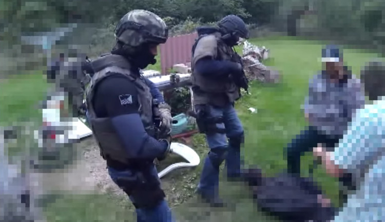 Přes tisícovku rostlin a ubalených jointů zabavila policie dealerům. Pro ně si přišla zásahovka