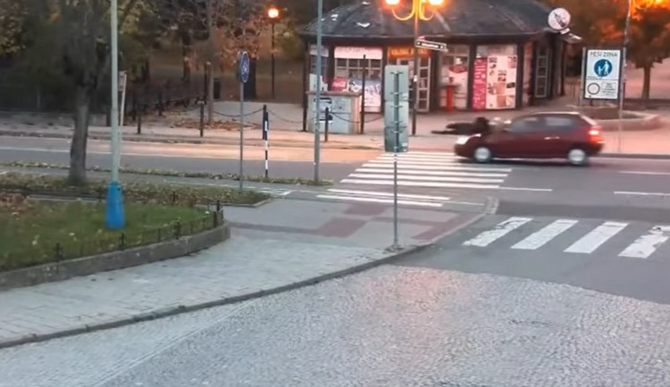 Telefonující chodkyni na přechodu smetlo auto. Zvedla se a odešla po svých