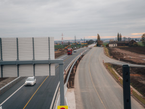 FOTO: U Hradce Králové vyrostla největší křižovatka v kraji. Na délku má téměř kilometr