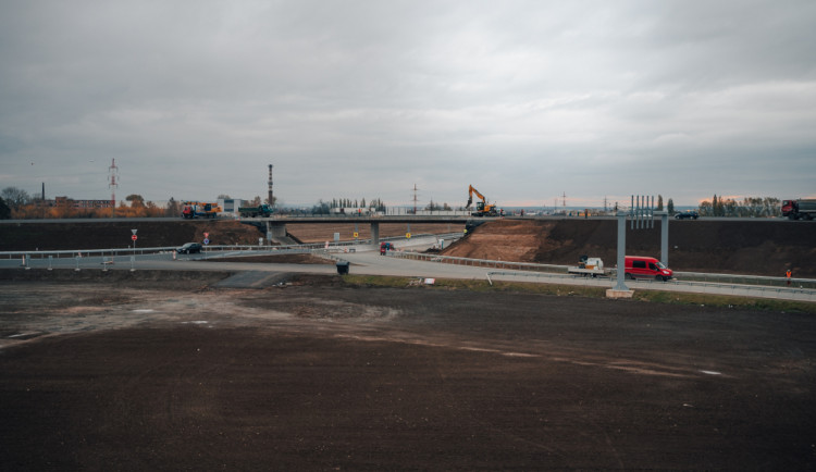 U Hradce Králové vyrostla největší křižovatka v kraji. Na délku má téměř kilome