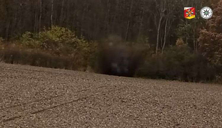 Hledač pokladů našel ruské nevybuchlé granáty. Pyrotechnik je odpálil přímo na místě