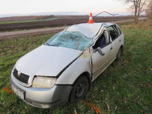 Dva mladíci se opili a pak sedli za volant. Oslava narozenin skončila nárazem do stromu