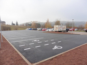 Náchod opět rozšířilo parkování v okolí nemocnice. Nové parkoviště stojí na sídlišti vedle areálu