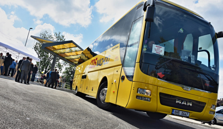 Od poloviny prosince se na východě Čech zdraží jízdné ve vlacích a autobusech. Řádově půjde o koruny