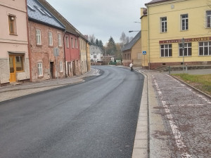 Opravy komunikace v Pilníkově finišují. Úplná uzavírka platí v obci Jičíněves