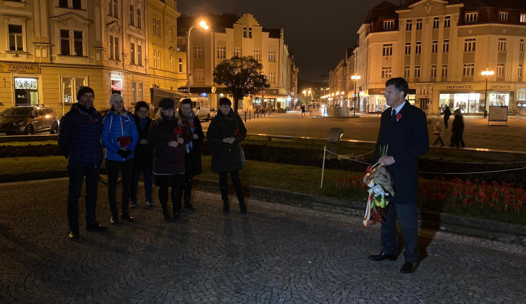 Zavzpomínat na veterány v Hradci Králové přišlo 20 lidí. Zbytek vítal svatého Martina
