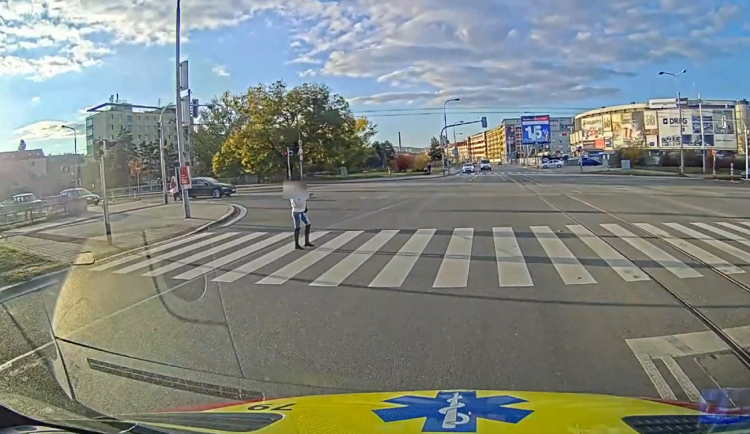 Nepozorná chodkyně s telefonem v Brně málem skončila pod koly sanitky