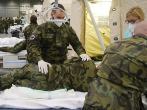 Už i nemocnice v Královéhradeckém kraji žádají o pomoc armádu