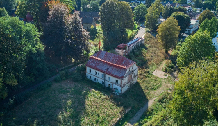 Historický moment pro Náchod. Město po letech tahanic koupí areál běloveských lázní