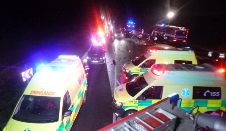Při nehodě u Dobrušky se zranilo pět lidí. Všechny si převzala záchranná služba