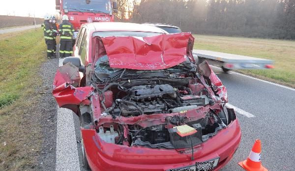 Uvolněný náklad zasáhl auto řidičky jedoucí za přívěsem. Situace skončila nehodou a zraněním