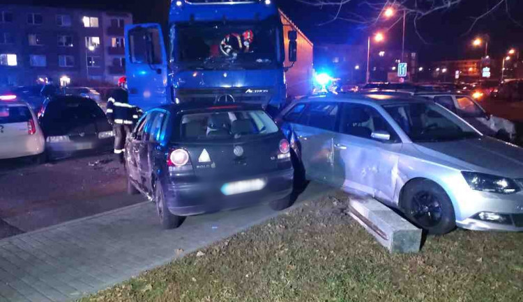 Kamion na jižní Moravě vyjel ze silnice a naboural třináct aut