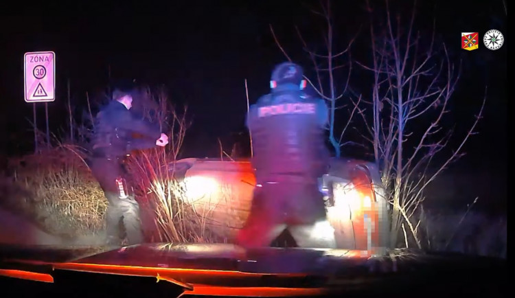 Před týdnem řídil pod vlivem, teď s pozitivním testem na covid. Policejní hlídce se pokusil ujet