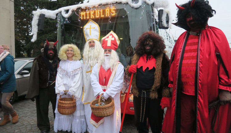 Města v kraji ruší adventní akce. Trutnov odpískal rozsvěcení, Hradec Mikulášský trolejbus