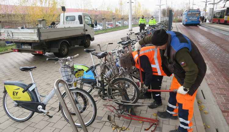 Hradec Králové se pustil do odstraňování cyklovraků. První mizí od terminálu a hlavního nádraží