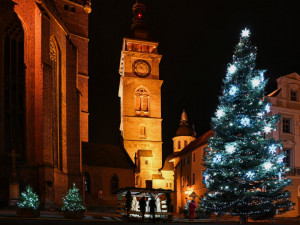 Hradec Králové zrušil slavnostní rozsvícení vánočního stromu. S trhy radnice prozatím počítá
