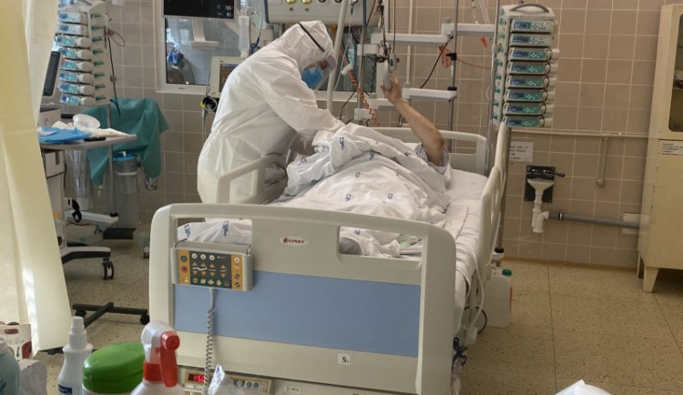 Vytížená Fakultní nemocnice Brno začíná omezovat fungování ambulancí