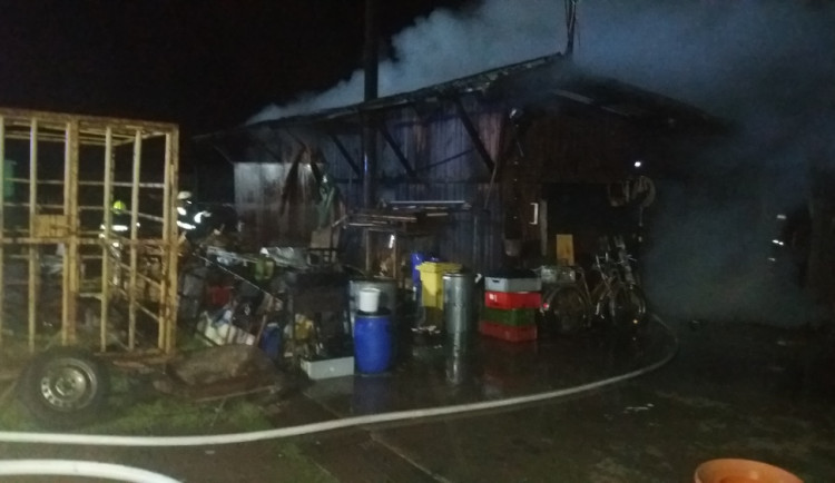 Hasiči zasahovali v Otovicích u požáru dílny, která nakonec lehla popelem. Škoda je přes půl milionu