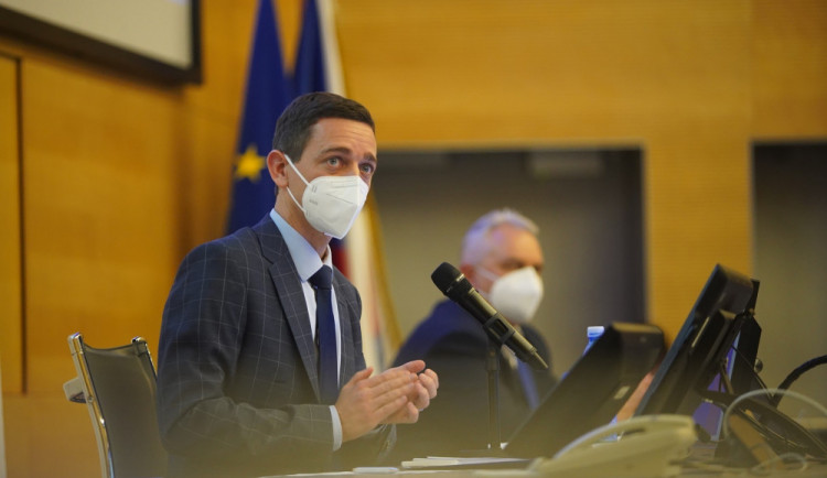 Hejtman Grolich trvá na zpřísnění opatření. Přetížené nemocnice převáží pacienty do Prahy